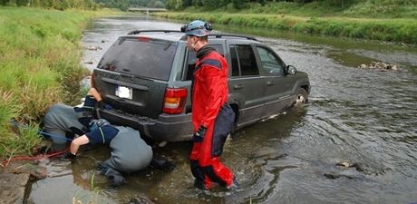 Auto z eky museli vyprostit hasii pomocí navijáku. Pro jinou techniku byl