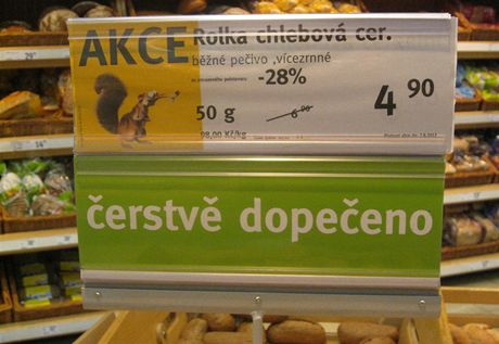 Supermarket Albert na Smchov rozpk vce ne polovinu peiva. Povinn npis