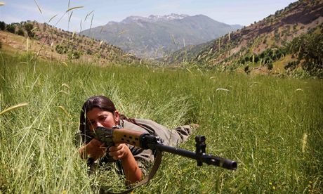 lenka PKK se úastní cviení v horách iráckého Kurdistánu (23. ervna 2012)