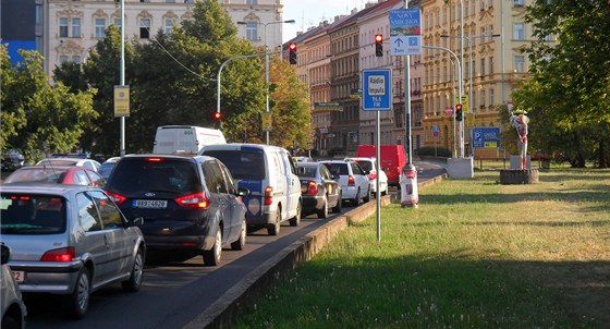 U vjezdu do Legerovy ulice zastavuje auta nov semafor. Bude tu msíc ve