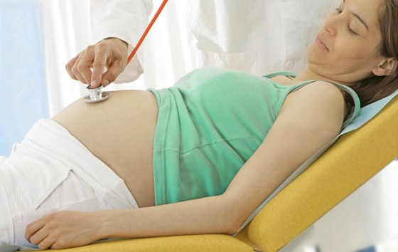 Musí eny rodit v porodnici, nebo mají právo rodit doma s asistentkou? Pijte diskutovat do kina Centrál. (Ilustraní foto)