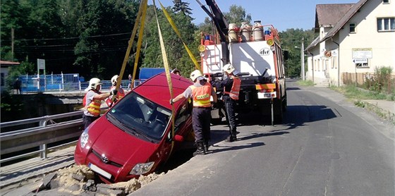Hasii uvznné auto vyprostili pomocí hydraulické ruky.