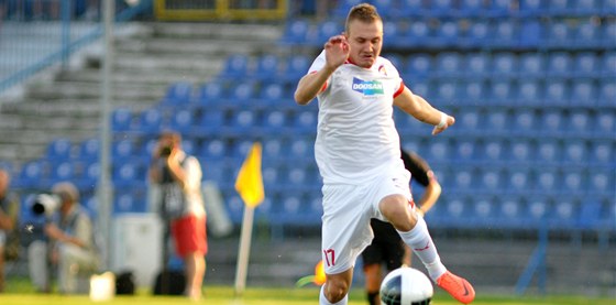 Plzeský útoník Jakub Hora peskakuje obránce Chorzowa v utkání pedkola