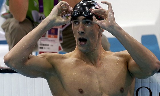 TAK KOLIK? Americký plavec Michael Phelps sleduje výsledkovou tabuli po