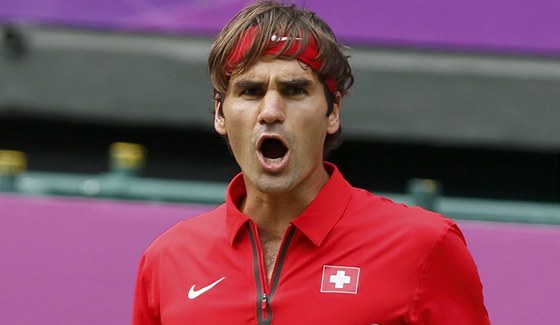 výcarský tenista Roger Federer se raduje bhem semifinále olympijského turnaje.