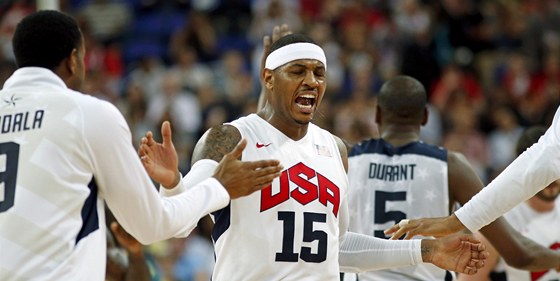 POJTE, VYHRAJEM! Amerian Carmelo Anthony hecuje spoluhráe bhem timeoutu v