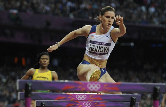 Zuzana Hejnová bí semifinále olympijského závodu na 400 metr pekáek. 