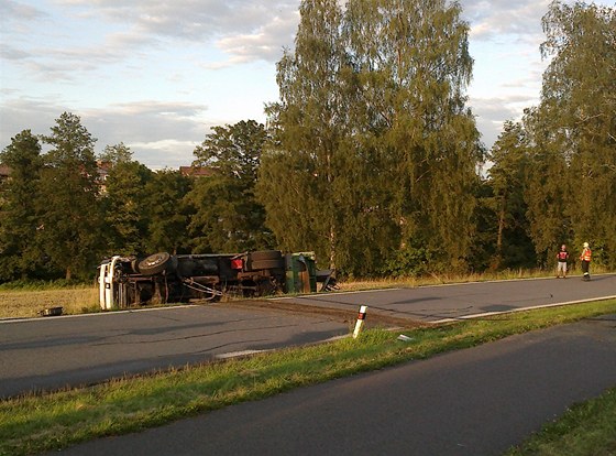 Hasii se v Hamrech nad Sázavou potýkali s odpadkovým vozem, který se za