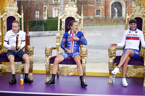 Amerianka Kristin Armstrongová (uprosted) eká na medailový ceremoniál, vedle