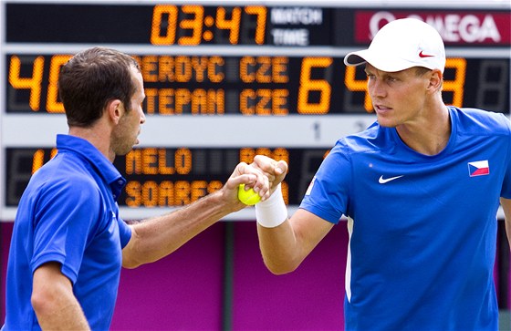 Tomá Berdych a Radek tpánek pi tyhe s brazilským párem Marcelem Melem a