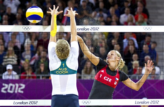 eská pláová volejbalistka Markéta Sluková smeuje pi utkání s Australankami