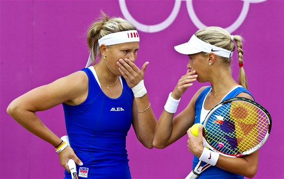 eské tenistky Andrea Hlaváková (vpravo) a Lucie Hradecká postoupily do...