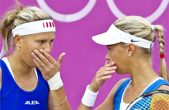 TA JE ...! eské tenistky Lucie Hradecká a Andrea Hlaváková si po prohe ve finále Turnaje mistry stují na rozhodí.