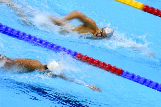 Islanan Anton Sveinn McKee (nahoe) a ech Jan Micka pi olympijském závod na