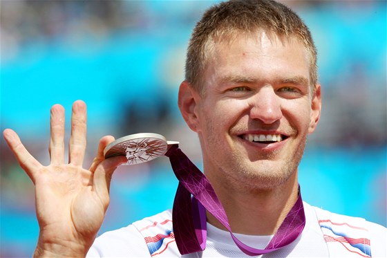 JEHO DRES POMOHL. Skifa Ondej Synek získal na olympijských hrách v Londýn stíbrnou medaili, jeho dres pak pomohl v aukci na iDNES.cz charit.