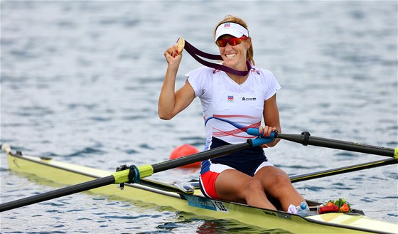 MEDAILE. Skifaka Mirka Knapková se zlatou olympijskou medailí. (4. srpna 2012)
