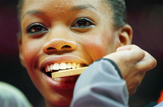 Amerianka Gabrielle Douglasová se svou zlatou medailí za týmovou gymnastiku