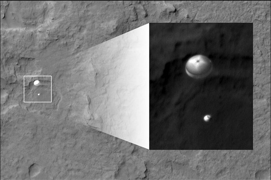 Curiosity pistává, snímek ze sondy Mars Reconnaissance Orbiter (zkrácen MRO) 