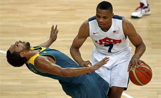 Russell Westbrook (vpravo) z týmu basketbalist USA takto prolétl kolem