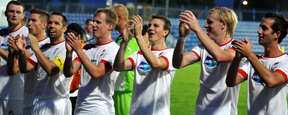 Plzetí fotbalisté kynou fanoukm po pohárovém utkání v Chorzów.