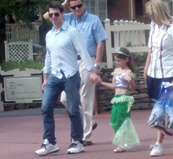 Tom Cruise s dcerou Suri v Disneylandu