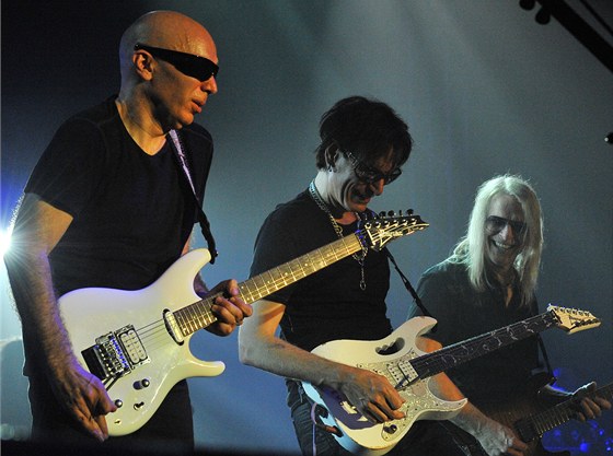 Kytaristé (zleva) Joe Satriani, Steve Vai a Steve Morse vystoupil 31. 7. 2012 v