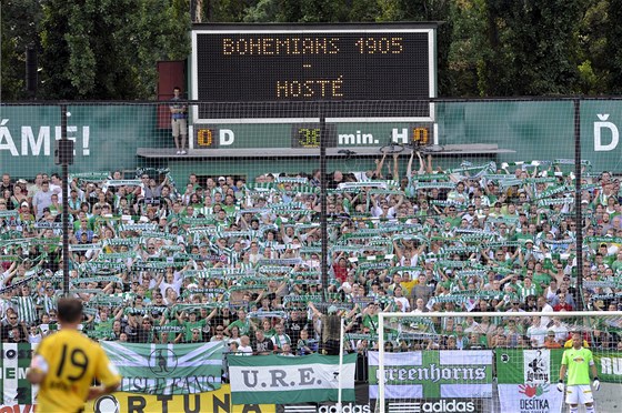 V OLÍKU. Fotbalisté Bohemians 1905 na svém domovském stánku.