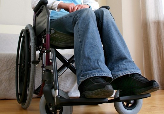 Pacienti s roztrouenou sklerózou asto skoní na invalidním vozíku (ilustraní snímek)
