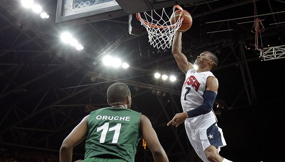 Nigerijský basketbalista Richard Oruche (vlevo) jen sleduje, jak Russell