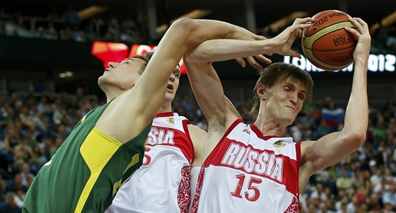 Ruský basketbalista Andrej Kirilenko (vpravo) v souboji s  Jonasem