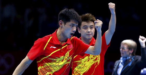 Radost ínských stolních tenist Wang Chaa (vpravo) a ang i-kchea 