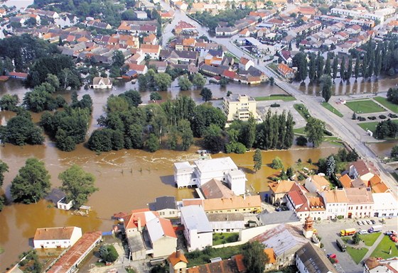 Zatopené Veselí nad Lunicí pi povodních v roce 2002.