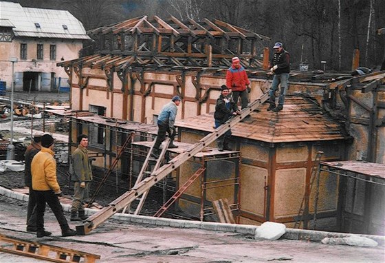 Rozebírání pavilonu císaovny Albty v Kyselce v roce 1997. | foto: archiv obce Kyselka