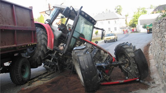 Devatenáctiletý idi traktoru nezvládl prudké klesání, ztratil nad strojem