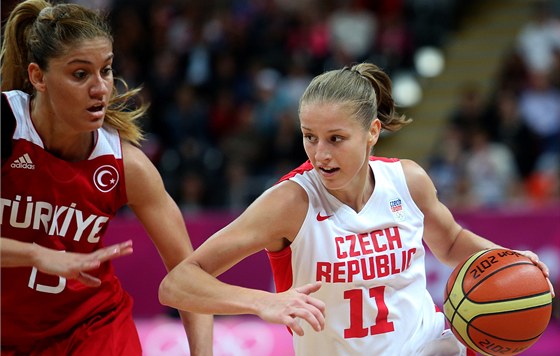 eská basketbalistka Kateina Elhotová (vpravo) obchází Bahar Caglarovou z