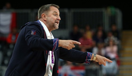 SEM TO HRAJ! eský trenér Lubor Blaek diriguje basketbalistky.