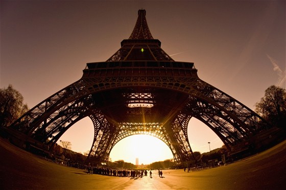 Eiffelova v je v tchto dnech nezvykle poloprázdná, turisté se Paíi vyhýbají.