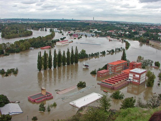 Povodn 2002. Praha Podbaba, istírna odpadních vod, Vltava