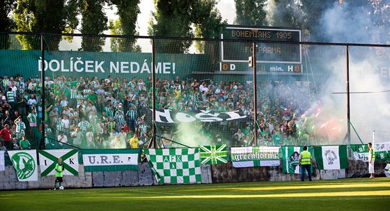 OLÍEK NEDÁME. Oblíbené heslo fanouk Bohemians je nyní v ohroení.