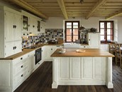 Kuchyni v rustiklnm stylu si nechal majitel vyrobit na zakzku.