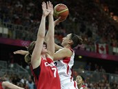 Americk basketbalistka Diana Taurasiov (vpravo) stl na kanadsk ko,