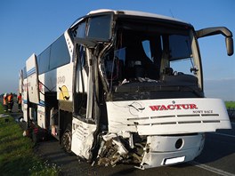 Na silnici R52 na Brnnsku narazil ve tvrtek rno autobus do dodvky, ti