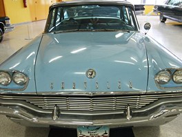 Výstava amerických aut na erné louce v Ostrav: Chrysler Windsor 1957,...