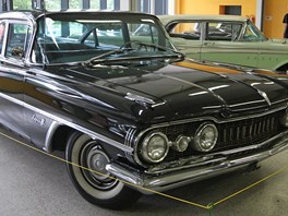 Výstava amerických aut na erné louce v Ostrav: Oldsmobile Super 88 (1959),...