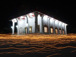 SVTELNÁ EKA. Buddhisté krouí se svícemi kolem svatostánku v provincii...