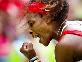 Amerianka Serena Williamsová pi finálovém utkání s Ruskou Marií arapovovou....