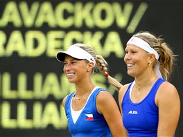 Andrea Hlaváková (vlevo) a Lucie Hradecká pi finálovém utkání deblu v Londýn...