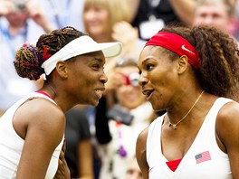 Sestry Venus (vlevo) a Serena Williamsovy se radují z vítzství v enském...
