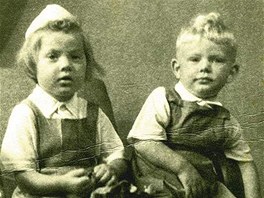 Malá Vrka s bratrem v roce 1954.