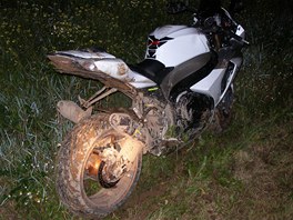 Policejn honika s motorkem na D11 skonila v rozbahnnm poli u Podbrad